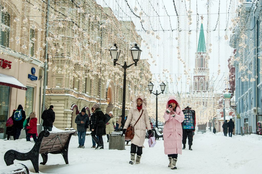 туристы зимой в москве