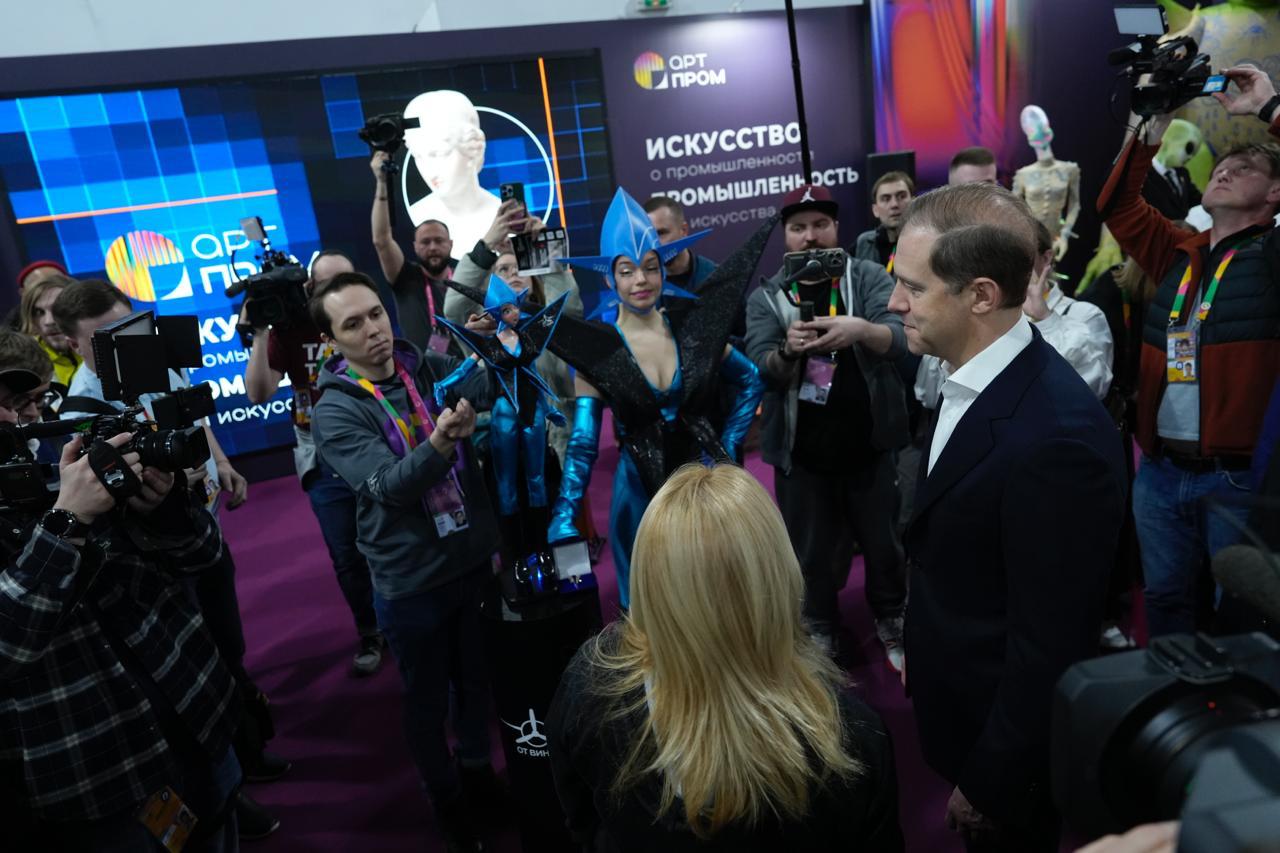 Денис Мантуров на стенде МХПИ на Всемирном фестивале молодежи в Сочи