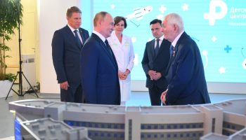 путин и воробье в детском клиническом центра им. рошаля в красногорске