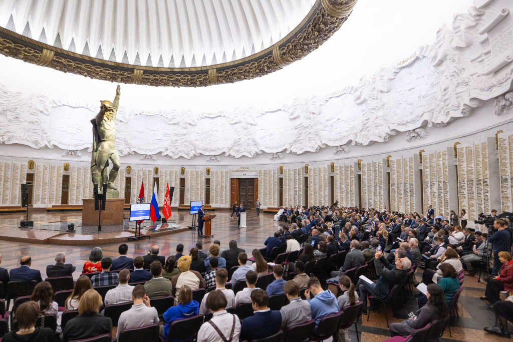 выпускники вузов в музее победы