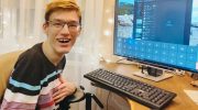 Денис Баaртош за своим рабочим местом