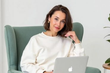 юлия юсова с macbook